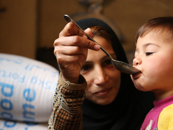 正在喂养孩子的叙利亚母亲
